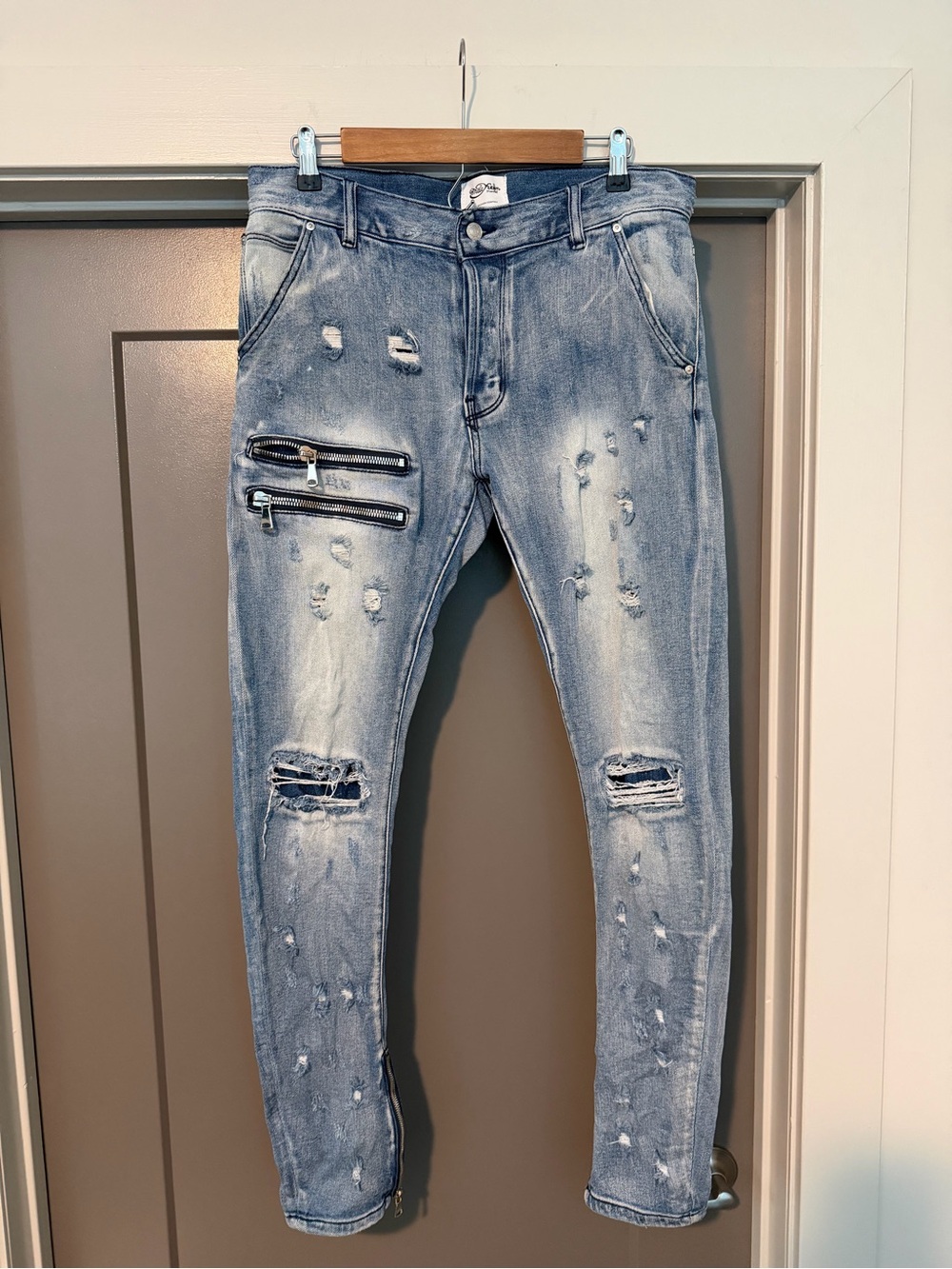 Men's Light Wash Distressed Skinny Jeans with Dual Zip Detail